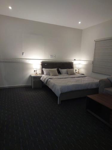 Un dormitorio con una cama grande y un sofá. en Studio with simple furniture Self check-in Al Khobar - Al Thaqba - 7, en Al Khobar