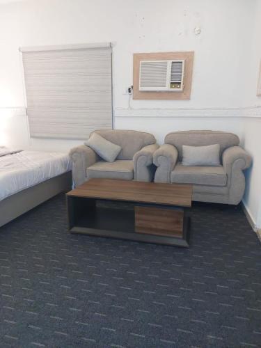 Una sala de estar con un sofá y una mesa de café. en Studio with simple furniture Self check-in Al Khobar - Al Thaqba - 7, en Al Khobar