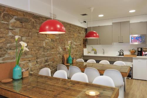 uma sala de jantar com uma mesa e cadeiras brancas em Albergue de Pamplona-Iruñako em Pamplona