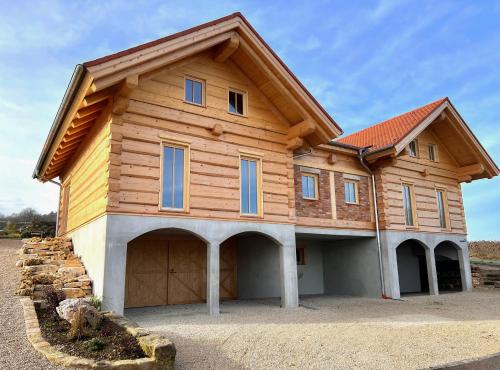 a house with a gambrel roof and a garage at Chalets Waldeck - Urlaub im Fränkischen Seenland 