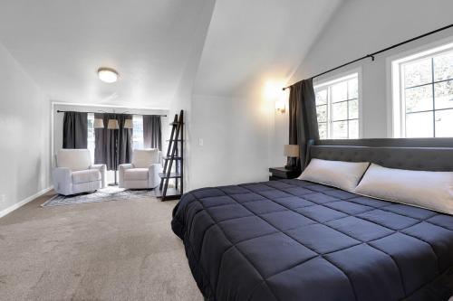 Postel nebo postele na pokoji v ubytování Spacious 3-Bedroom Near Campus