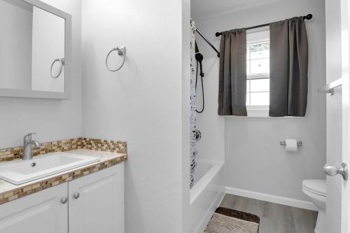 Koupelna v ubytování Spacious 3-Bedroom Near Campus