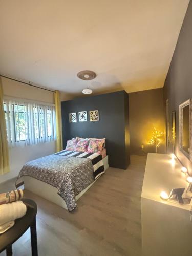 瓜达拉哈拉Cocoa Home Women Only Rooms Chapalita的一间卧室配有一张床和一张桌子