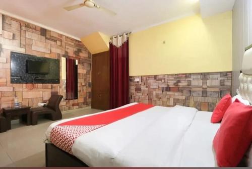 Ένα ή περισσότερα κρεβάτια σε δωμάτιο στο Hotel Kuber ambala road near bus stand A UNIT OF A G GROUP OF HOTELS