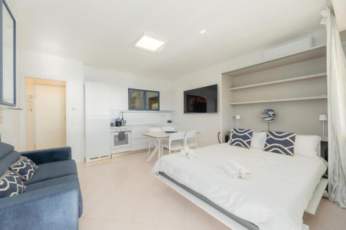 Et tv og/eller underholdning på Sanremo Blue House - Piscina & Campo da Tennis