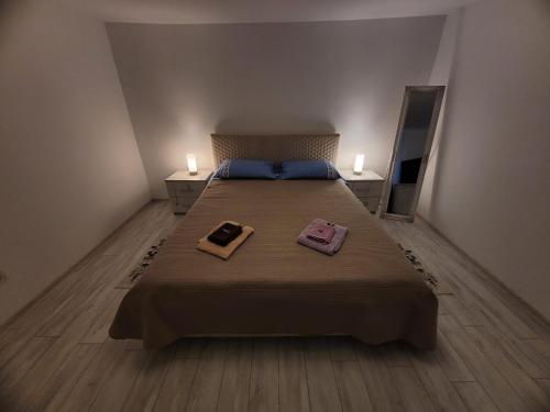 a bedroom with a bed with two towels on it at Casa Lumy in Petrila