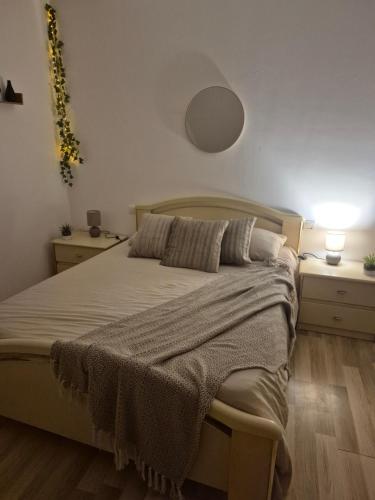 Un dormitorio con una cama grande y dos mesitas de noche. en Chez Vallye, en Maxent