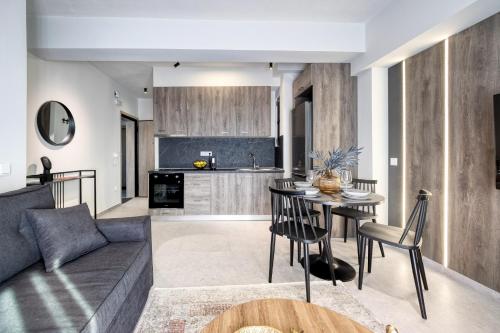 un salon avec un canapé et une table dans l'établissement V P Trikala Luxury Suites, à Tríkala