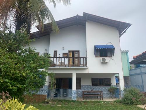 a white house with a balcony and a porch at Lar dos Bem-ti-vis in Niterói