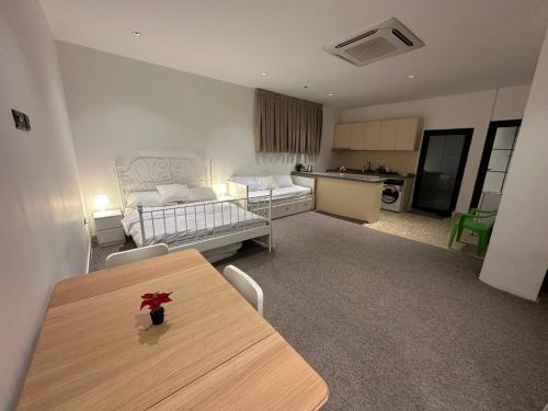 Ένα ή περισσότερα κρεβάτια σε δωμάτιο στο شقة رقم 2