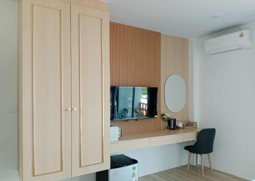 ein Badezimmer mit Spiegel und einem Schreibtisch mit Stuhl in der Unterkunft Ck Home Lanta in Phra Ae beach