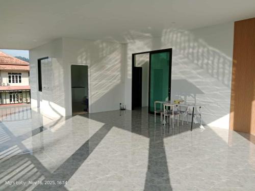 ein Zimmer mit einem Tisch und Stühlen in der Unterkunft Ck Home Lanta in Phra Ae beach