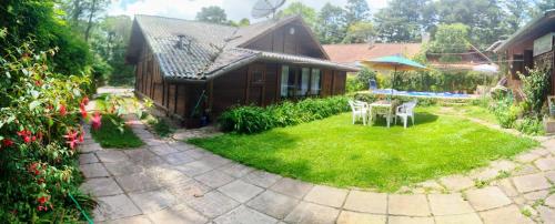 una vista aerea di un cortile con una casa di Chalé Martinho a Gramado