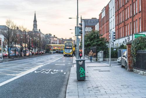 żółty autobus jedzie ulicą miasta w obiekcie KGT House w Dublinie