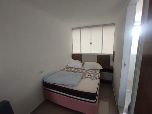 a small bedroom with a small bed in it at Studio Cyar 32 - Conforto e Praticidade in Taubaté