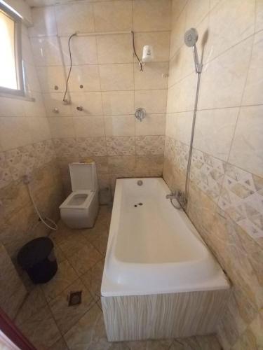 Un baño con bañera y WC. en Guest house, en Addis Ababa