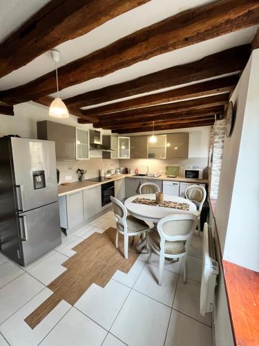 Kuchyň nebo kuchyňský kout v ubytování Au petit Jardin Sézannais