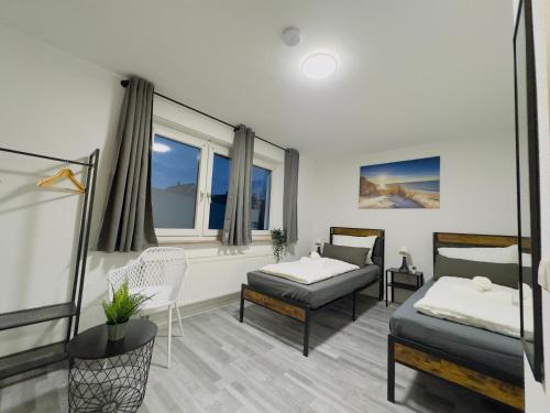 Postel nebo postele na pokoji v ubytování STN Royale Suite - Ferienwohnung with 4 Bedrooms, 8 Big Beds, Parkplatz & Balkon, Highspeed WLAN, Netflix Premium, Zentral zu Audi & Schwarz Gruppe