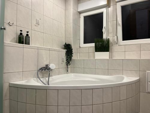 Koupelna v ubytování STN Royale Suite - Ferienwohnung with 4 Bedrooms, 8 Big Beds, Parkplatz & Balkon, Highspeed WLAN, Netflix Premium, Zentral zu Audi & Schwarz Gruppe