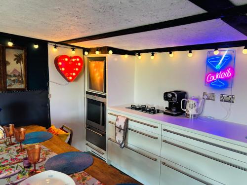 Η κουζίνα ή μικρή κουζίνα στο Outlook farm cabin firepit