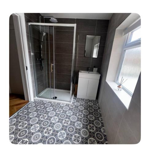 ein Badezimmer mit Dusche, Toilette und Waschbecken in der Unterkunft The Flat in Royal Wootton Bassett