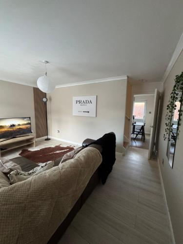 a living room with a couch in a room at Cosy Glasgow Barrowlands stay-spacious & free parking in Glasgow