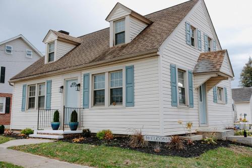 ein weißes Haus mit braunem Dach in der Unterkunft Bird-in-Hand Haven in Bird in Hand
