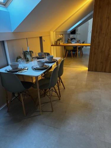 une salle à manger avec une table et des chaises bleues dans l'établissement Rabczański Taras, à Rabka-Zdrój