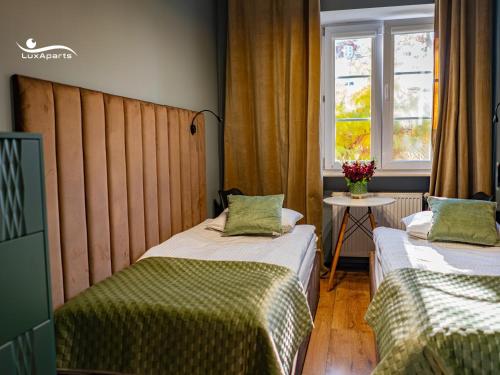 due letti in una stanza con finestra di LuxApart 9, Lublin, Stare Miasto, Plac Zamkowy a Lublino