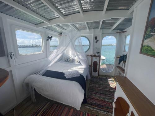 En eller flere senge i et værelse på Island Time in Key West