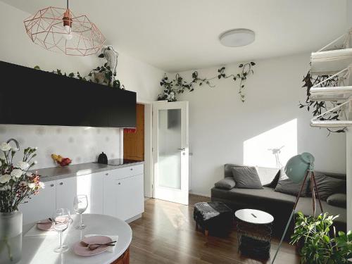un salon avec un canapé et une table dans l'établissement FRENCHCORNER apartment, à Brno