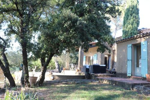 una casa con alberi davanti a un cortile di Villa Berger a Mollans-sur-Ouvèze