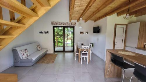 ein Wohnzimmer mit Sofa und Tisch in der Unterkunft Sielsko Anielsko Uniejów- domki całoroczne in Uniejów