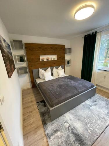 une chambre avec un grand lit dans une pièce dans l'établissement Zentrale Wohnung 1OG mit WLAN & Kaffee, à Paderborn