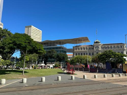 een park in een stad met gebouwen op de achtergrond bij Maravilha in Rio de Janeiro