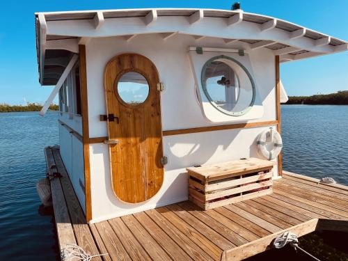 Udsigt til en flod der løber i nærheden af båden