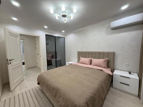 Llit o llits en una habitació de Cuza Vodă APARTMENT