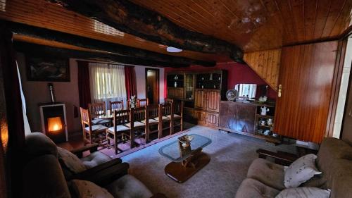 Khu vực ghế ngồi tại Villa Tojo