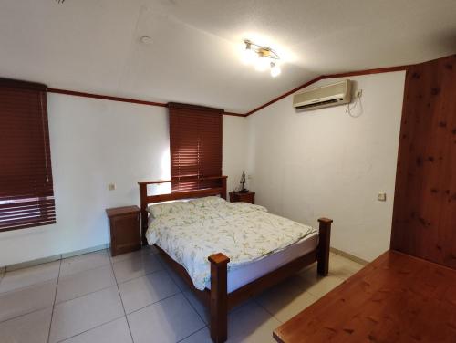 une chambre avec un lit dans une pièce avec une fenêtre dans l'établissement galilpitality, à Sede Eli‘ezer