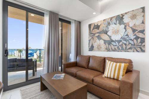 ein Wohnzimmer mit einer Couch und einem Couchtisch in der Unterkunft Encantame Soleil studio lock off sleeps 4 in Playa Encanto
