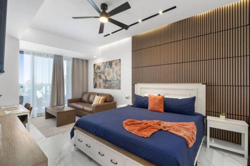 ein Schlafzimmer mit einem großen Bett mit einer blauen Decke darauf in der Unterkunft Encantame Soleil studio lock off sleeps 4 in Playa Encanto