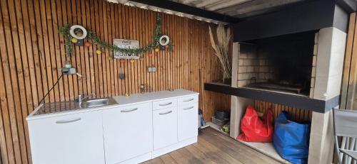 a kitchen with a sink and a counter top at Villa 4 chambres, jardin, Netflix in Canohès