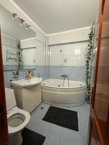 Un baño de Central Duplex Apartment