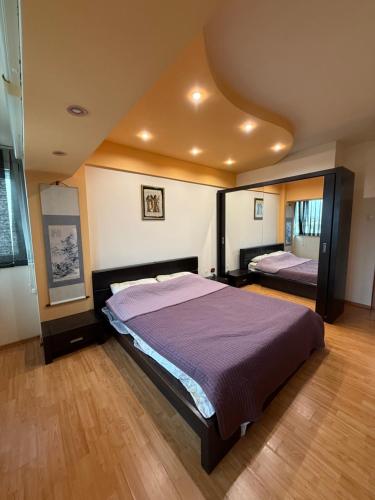 Una cama o camas en una habitación de Central Duplex Apartment