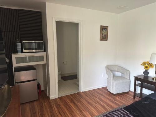 sala de estar con microondas y silla en Studio Private entrance bath in laure and columbia, en Laurel