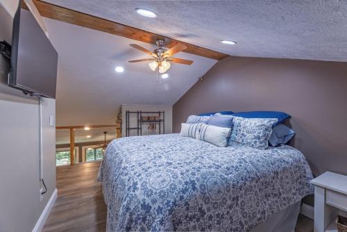 Ένα ή περισσότερα κρεβάτια σε δωμάτιο στο Mountain Crest Cabin