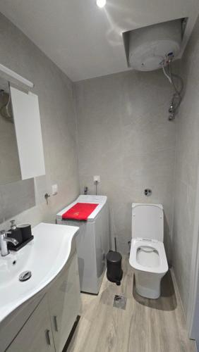 une salle de bain avec des toilettes blanches et un lavabo dans l'établissement KYANA Luxury KVA II, à Kavala