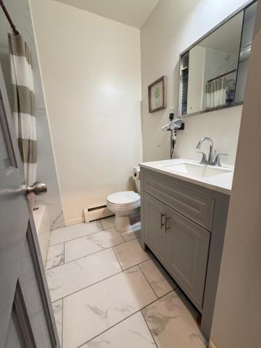 Un baño con lavabo e inodoro en A sweet home, en Woodside