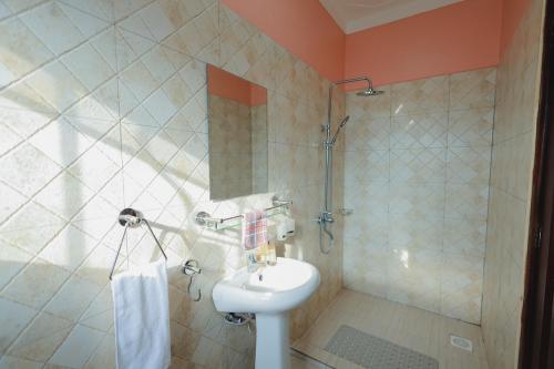 Ένα μπάνιο στο Welcome to Kaniz Furnished Apartment