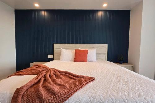 Ένα ή περισσότερα κρεβάτια σε δωμάτιο στο Encantame Soleil 1st floor lock off 1BR sleeps4